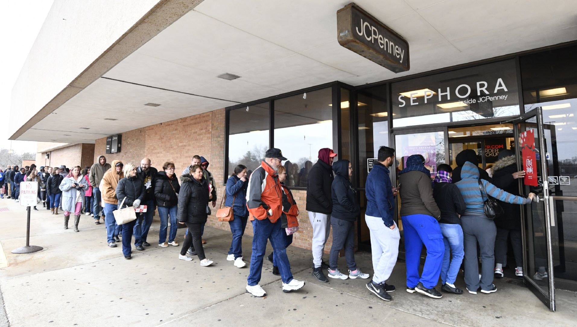 Metro East shoppers hunt for bargains on Thanksgiving day